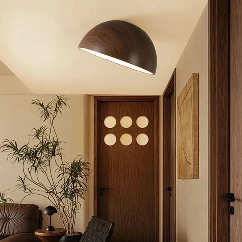 Lampa sufitowa YICOLUX w kształcie półkuli imitująca drewno w nowoczesnym wnętrzu
