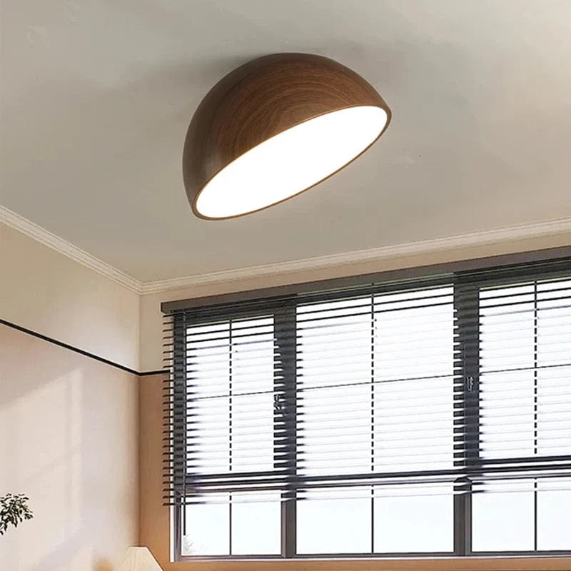 Lampa sufitowa YICOLUX w kształcie półkuli z drewnianym wykończeniem zamontowana na jasnym suficie