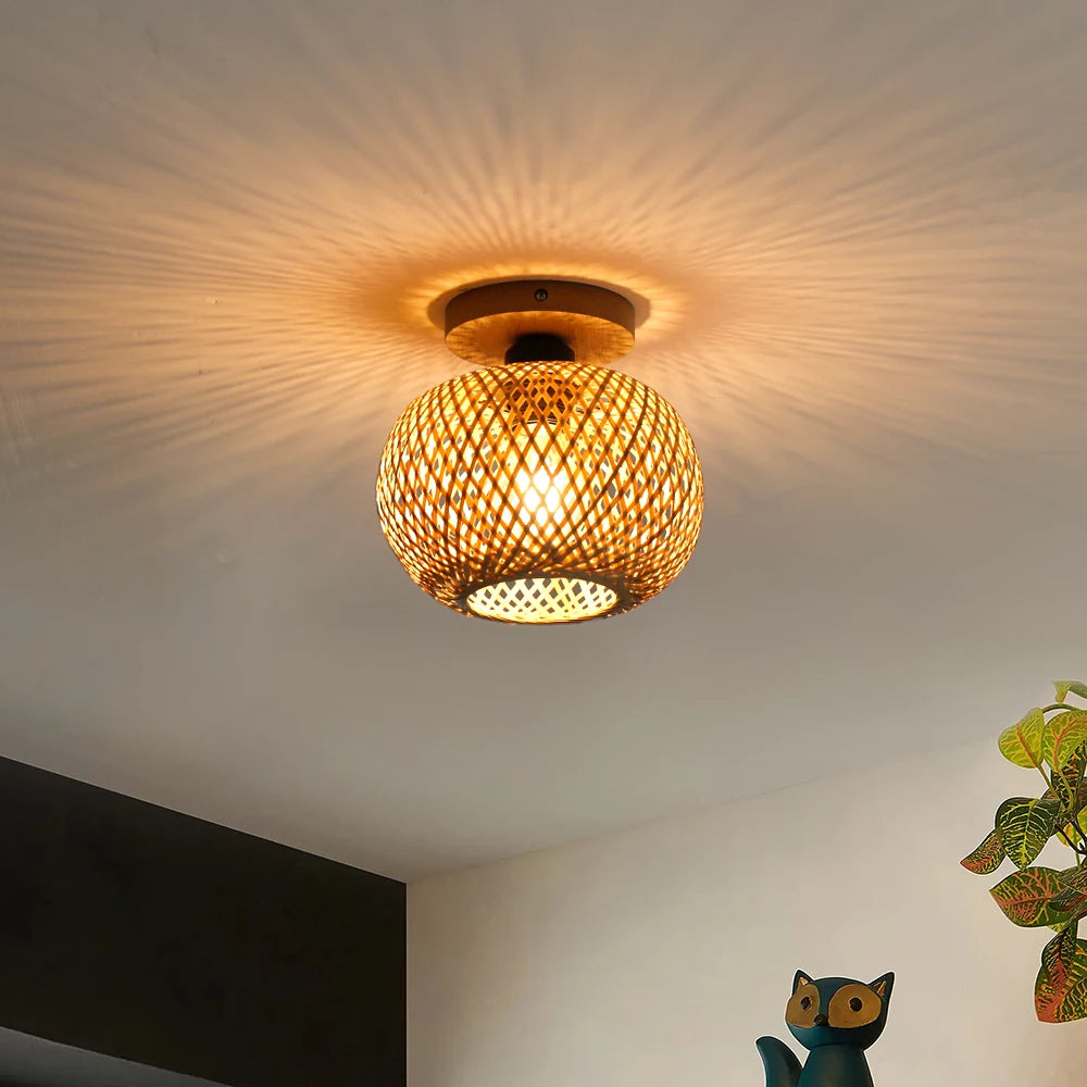 Uniwersalna lampa sufitowa z wiklinowym kloszem dająca ciepłe światło w pokoju