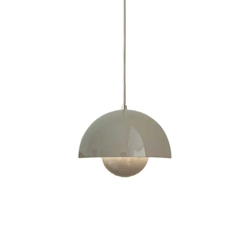 Nowoczesna lampa sufitowa w szarym kolorze z okrągłą żarówką, idealna do stylowych wnętrz