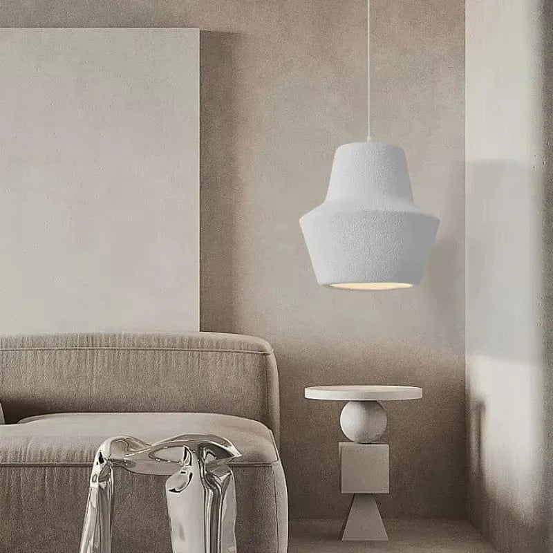 DRMIYA nowoczesna lampa wisząca w białym kolorze nad stolikiem i sofą w minimalistycznym wnętrzu