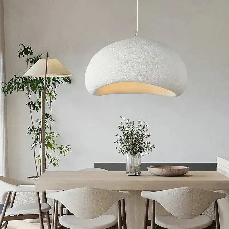 Lampa wisząca VIGOUS w białym nowoczesnym designie nad drewnianym stołem w jadalni