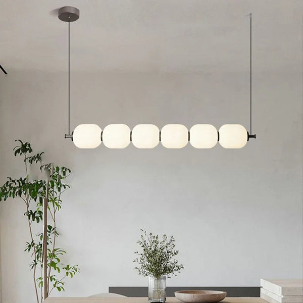 Lampa wisząca Cirelle z białymi okrągłymi kloszami i aluminiową ramą
