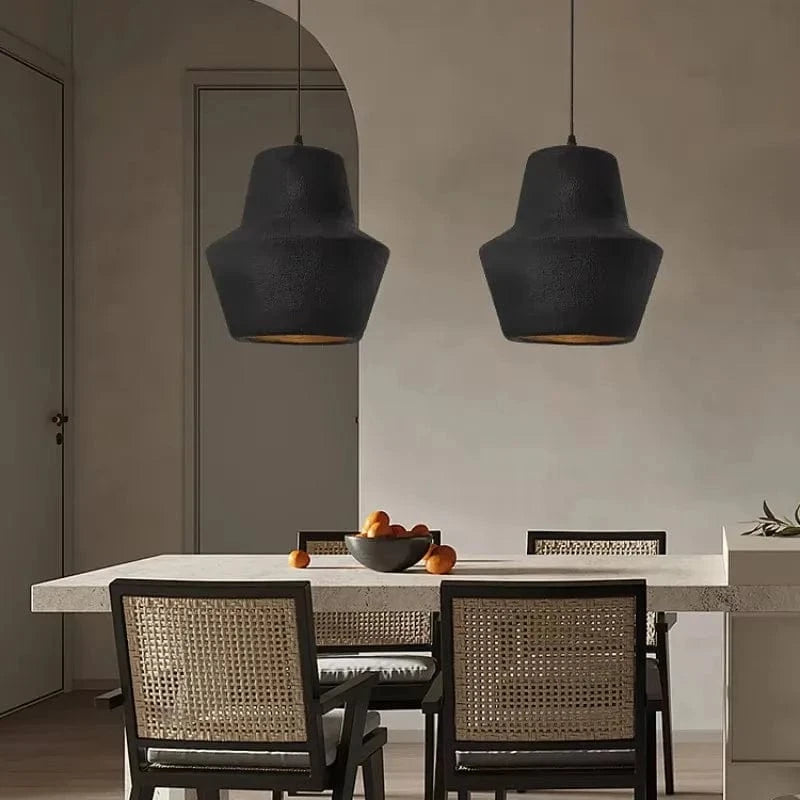 Lampa wisząca DRMIYA w czarnym industrialnym stylu nad stołem w jadalni