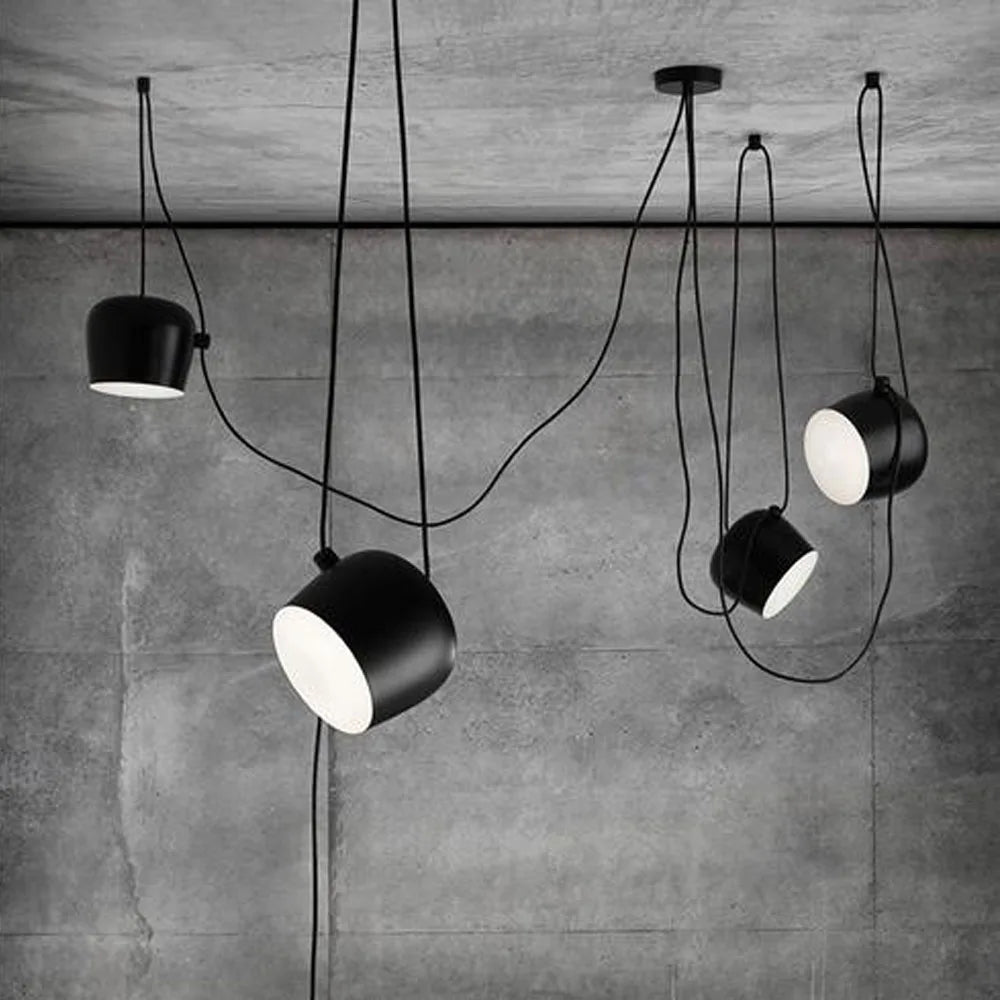 Nowoczesna lampa wisząca Lux&vitae z czarnymi kloszami zawieszona na długich przewodach