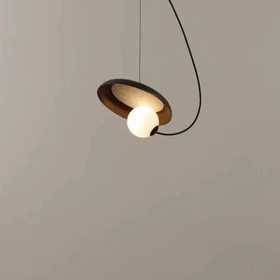 Nowoczesna czarna lampa wisząca z kulistym białym kloszem na cienkim przewodzie