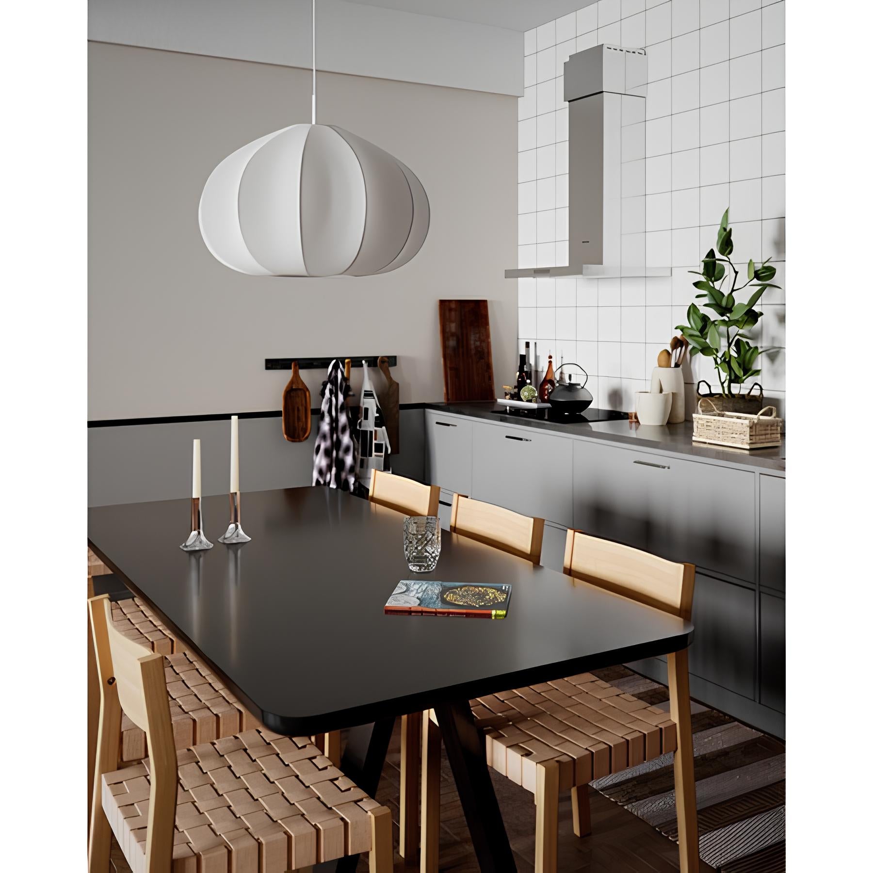 Lampa wisząc do salonu w nowoczesnym wnętrzu kuchni z dużym stołem i drewnianymi krzesłami