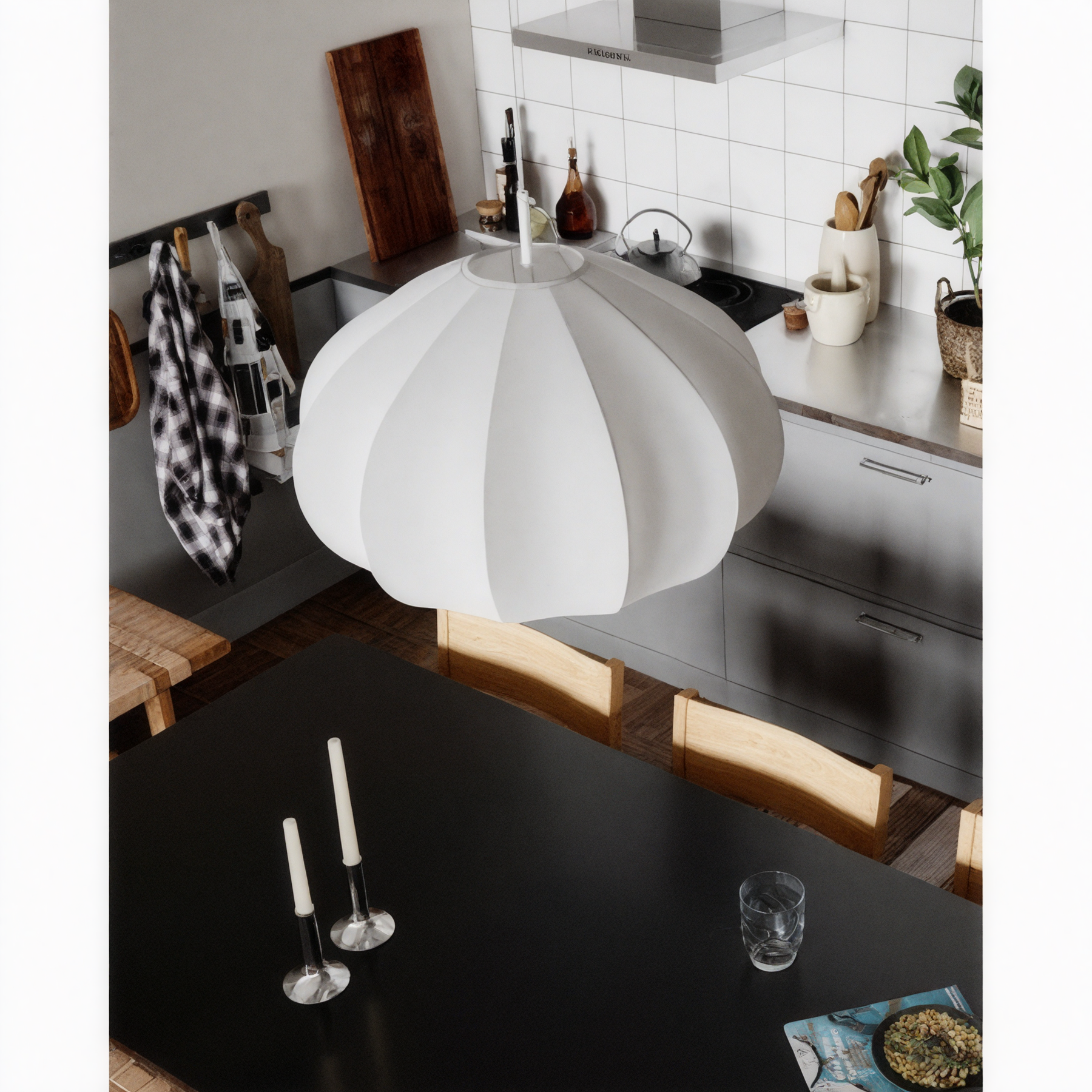 Elegancka lampa wisząca do salonu w białym kolorze, idealna do nowoczesnych wnętrz