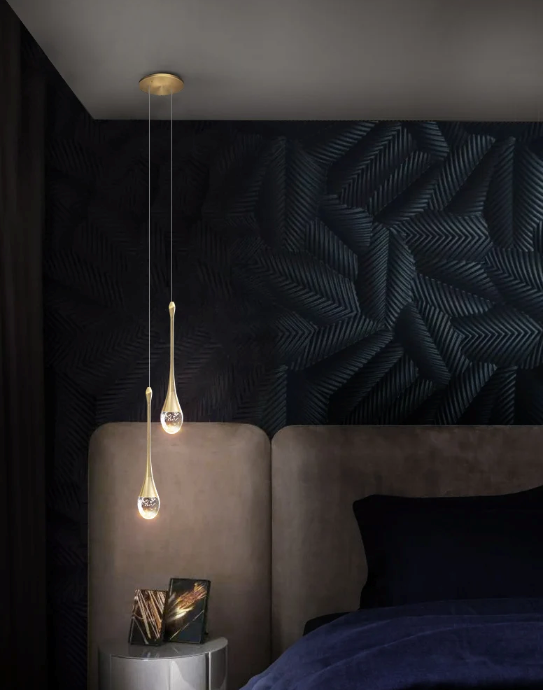 Elegancka lampa wisząca WHGL light z dwoma szklanymi kloszami nad stolikiem nocnym w nowoczesnej sypialni