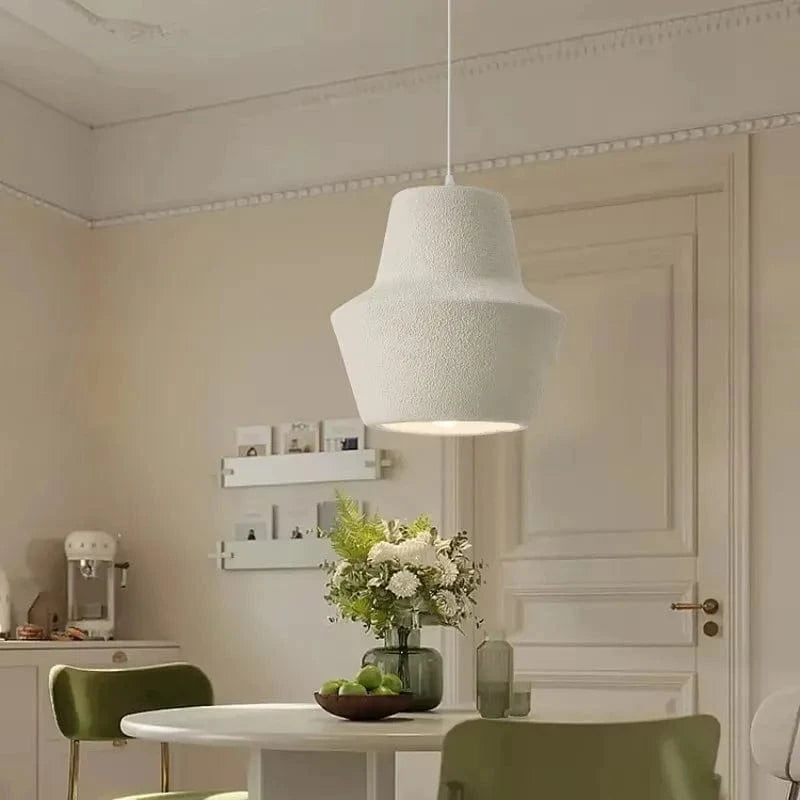 Lampa wisząca DRMIYA w nowoczesnym białym designie nad stołem w jadalni