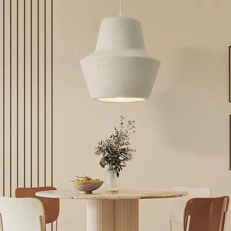 Nowoczesna lampa wisząca DRMIYA w białym kolorze nad stołem jadalnianym z dekoracją