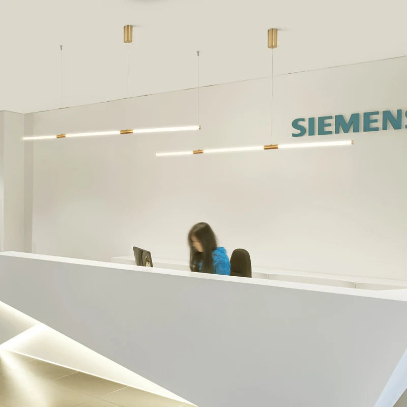 Nowoczesna lampa wisząca BANDENGGONG z paskami świetlnymi w minimalistycznym biurze Siemens