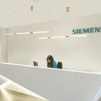 Nowoczesna lampa wisząca BANDENGGONG z paskami świetlnymi w minimalistycznym biurze Siemens