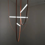 Lampa wisząca Lunairé ze skórzanym paskiem – minimalistyczny design
