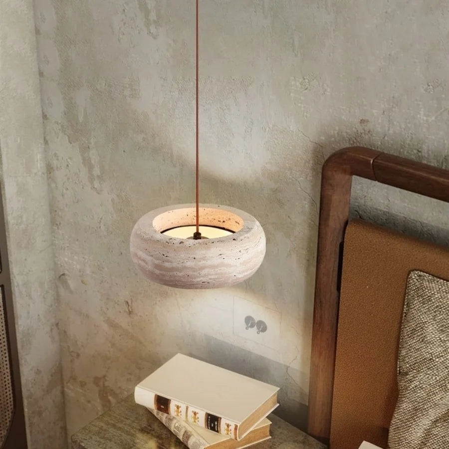 Nowoczesna lampa wisząca IWHD w stylu minimalistycznym nad łóżkiem w sypialni