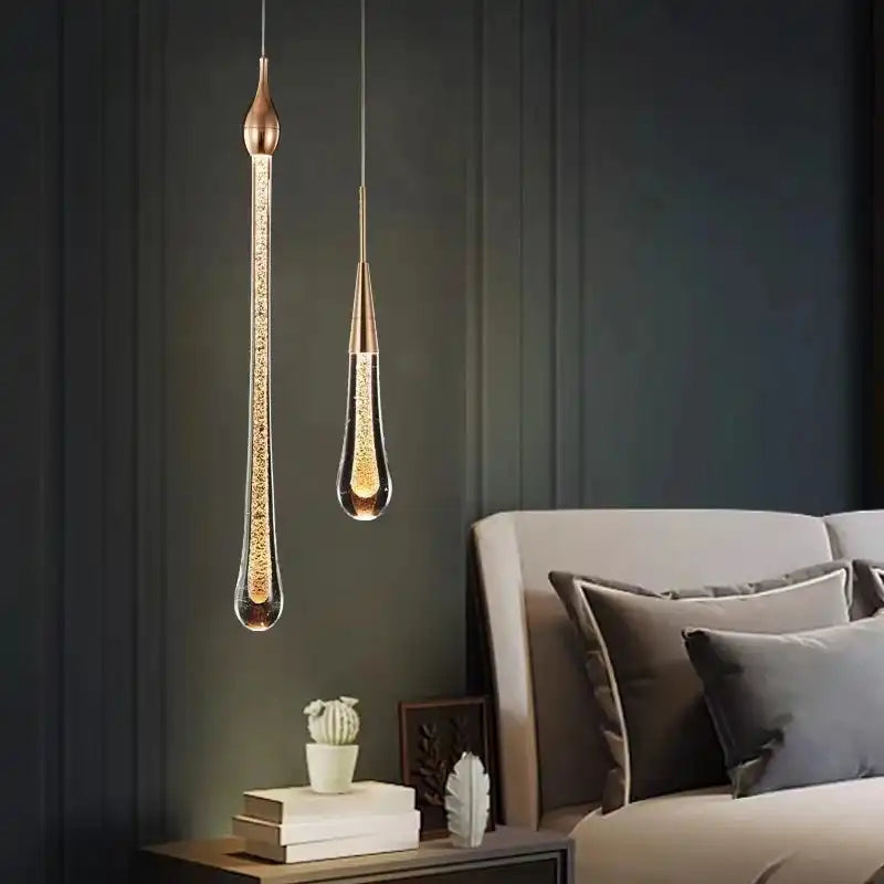 Lampa wisząca WHGL i ght z podwójnym lampionem w nowoczesnym salonie przy łóżku
