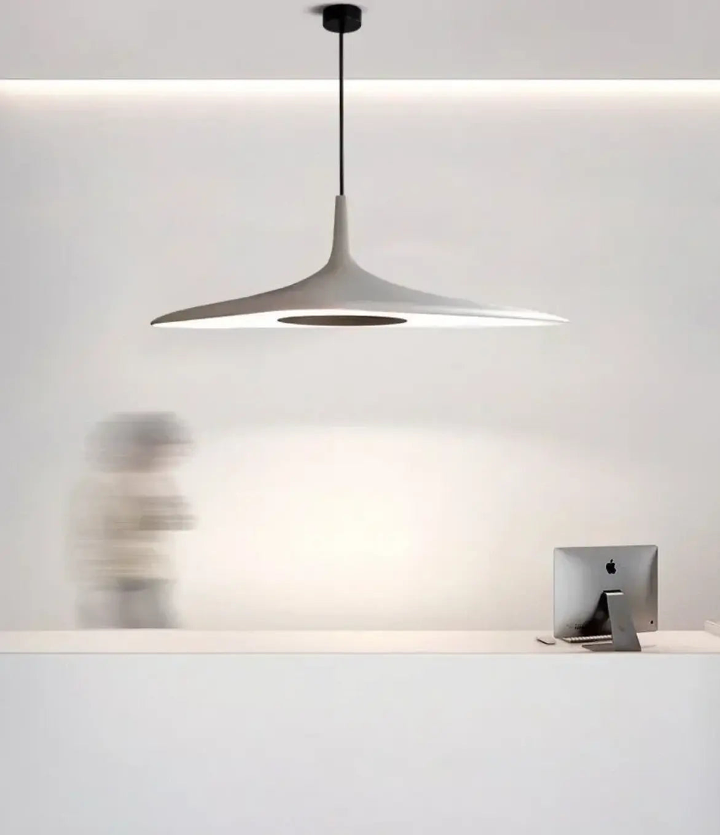 Lampa wisząca minimalistyczna Luk Star w nowoczesnym wnętrzu nad białym biurkiem z komputerem