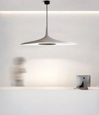 Lampa wisząca minimalistyczna Luk Star w nowoczesnym wnętrzu nad białym biurkiem z komputerem