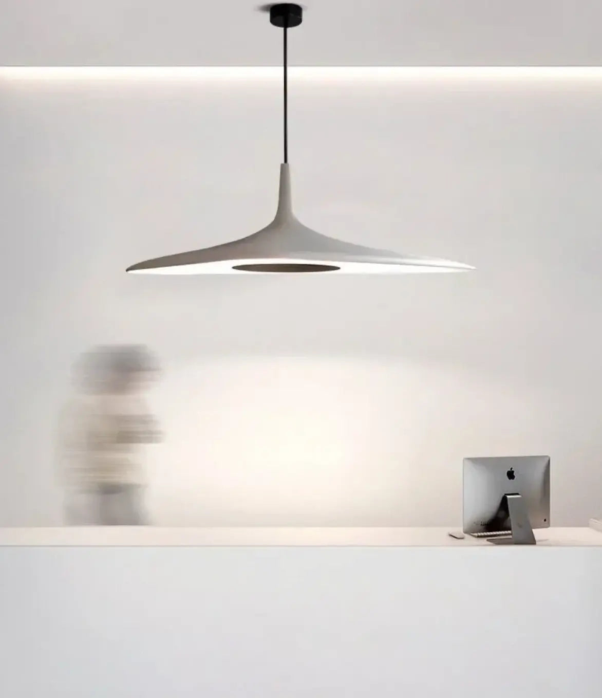 Lampa wisząca minimalistyczna Luk Star w nowoczesnym wnętrzu nad białym biurkiem z komputerem
