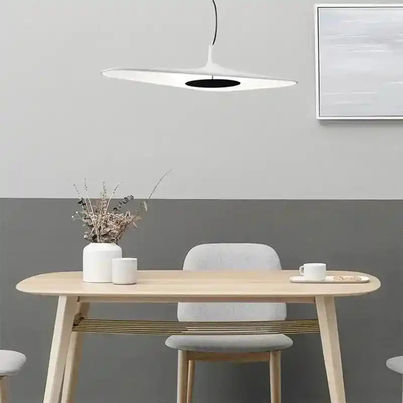Lampa wisząca minimalistyczna Luk Star biała nad drewnianym stołem w nowoczesnym pokoju