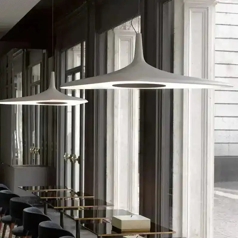 Lampa wisząca minimalistyczna marki Luk Star w nowoczesnym wnętrzu nad stołem