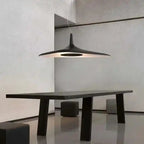 Lampa wisząca minimalistyczna Luk Star w nowoczesnym wnętrzu nad czarnym stołem