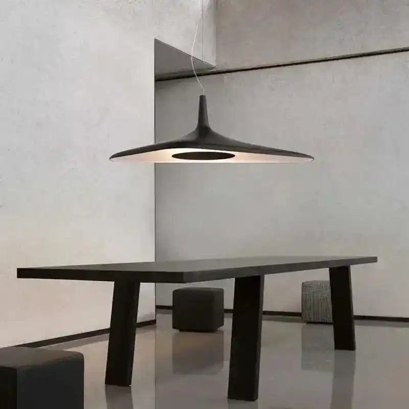 Lampa wisząca minimalistyczna Luk Star w nowoczesnym wnętrzu nad czarnym stołem