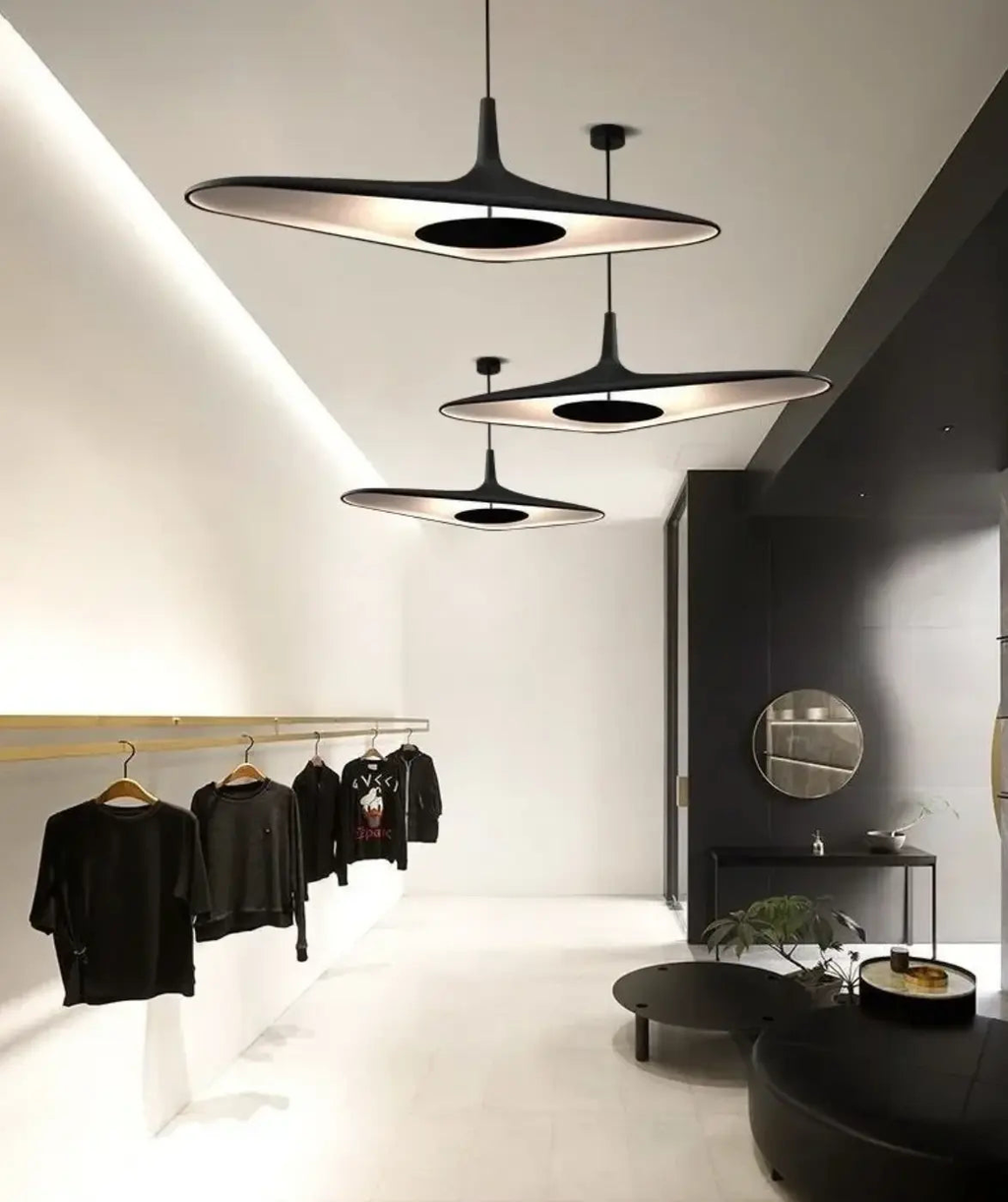 Lampa wisząca minimalistyczna Luk Star z trzema nowoczesnymi czarnymi kloszami w salonie