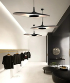 Lampa wisząca minimalistyczna Luk Star z trzema nowoczesnymi czarnymi kloszami w salonie