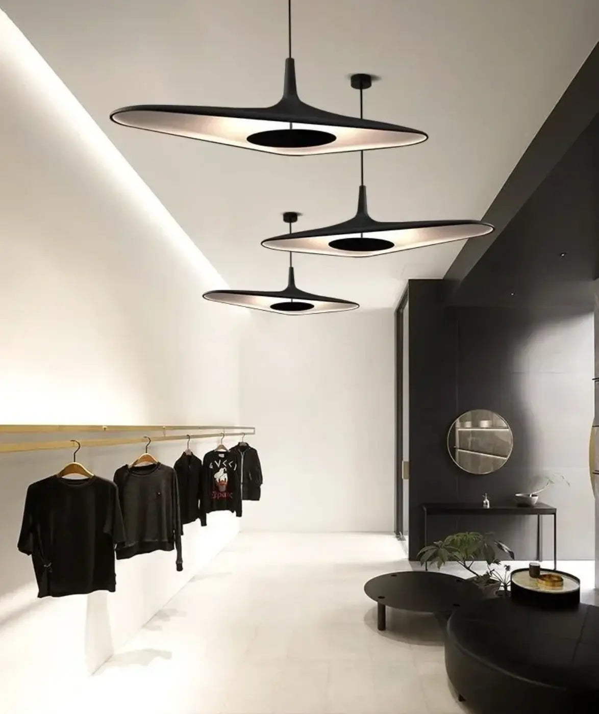 Lampa wisząca minimalistyczna Luk Star z trzema nowoczesnymi czarnymi kloszami w salonie