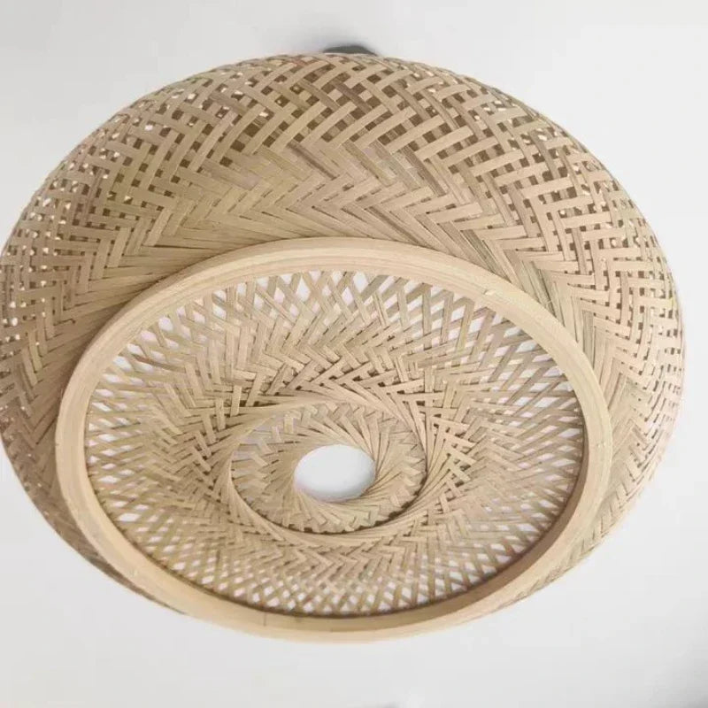 Lampa wisząca z plecionego bambusa o okrągłym kształcie nadająca naturalny styl wnętrzu