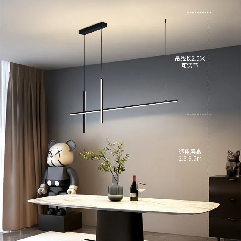Nowoczesna lampa wisząca nowoczesna SANDYHA nad stołem w jadalni z czarną lampą i dekoracją