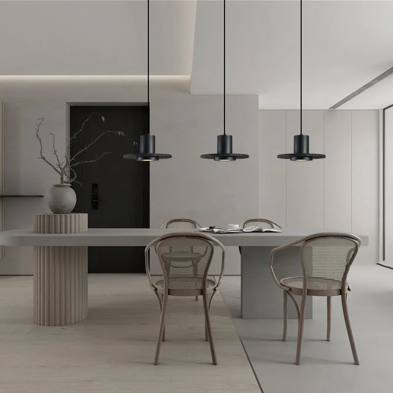 Nowoczesna lampa wisząca YRB w czarnym kolorze nad minimalistycznym stołem w jadalni