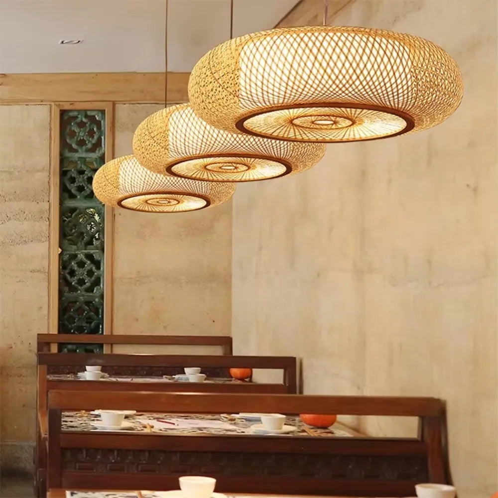 Lampa wisząca z plecionym abażurem o ciepłym świetle nad stołem w jadalni
