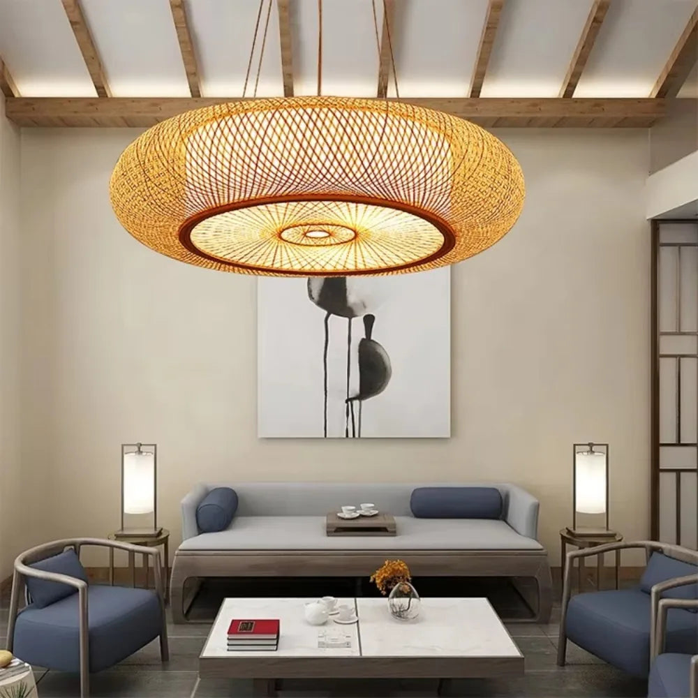 Nowoczesna lampa wisząca z plecionym kloszem w stylowym salonie z drewnianym sufitem