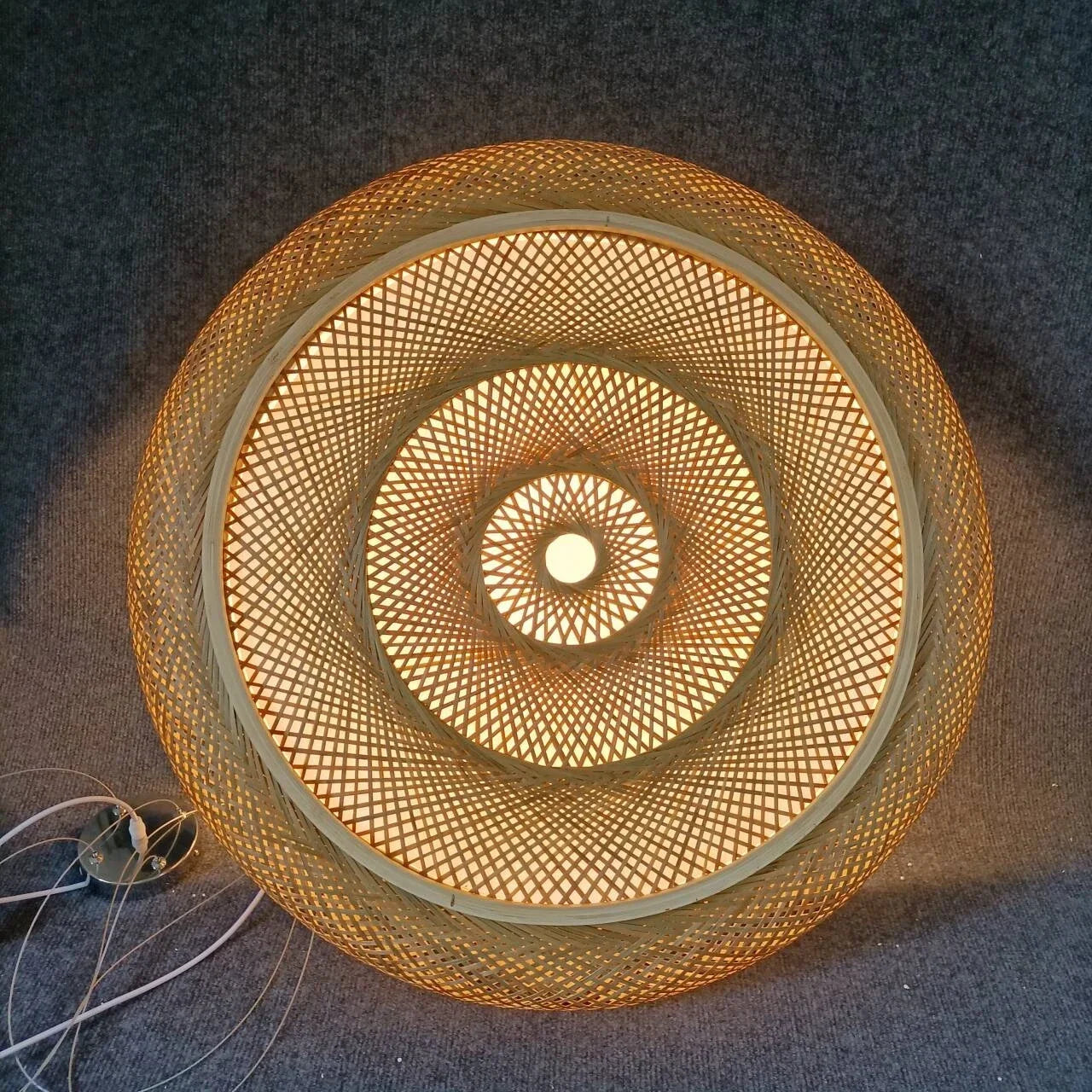 Oryginalna lampa wisząca z drewnianą, geometryczną ażurową konstrukcją i ciepłym światłem
