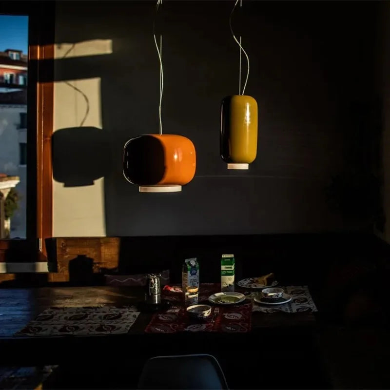Nowoczesna lampa wisząca JIANKEXING w kolorach pomarańczowym i żółtym nad stołem