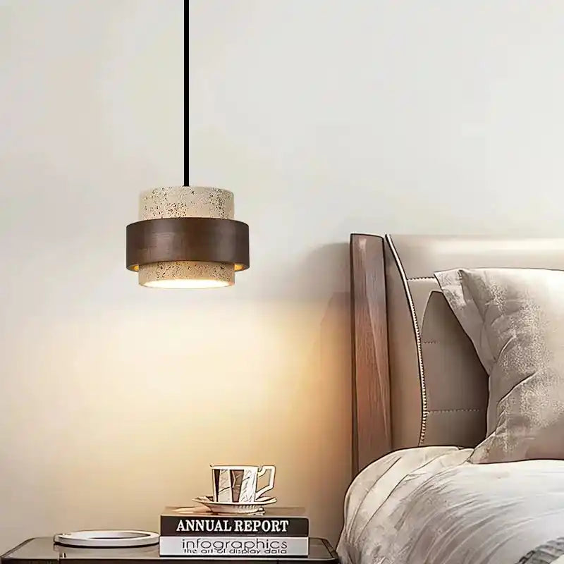 Nowoczesna lampa wisząca w beżowo-brązowym kolorze nad stolikiem w sypialni przy łóżku