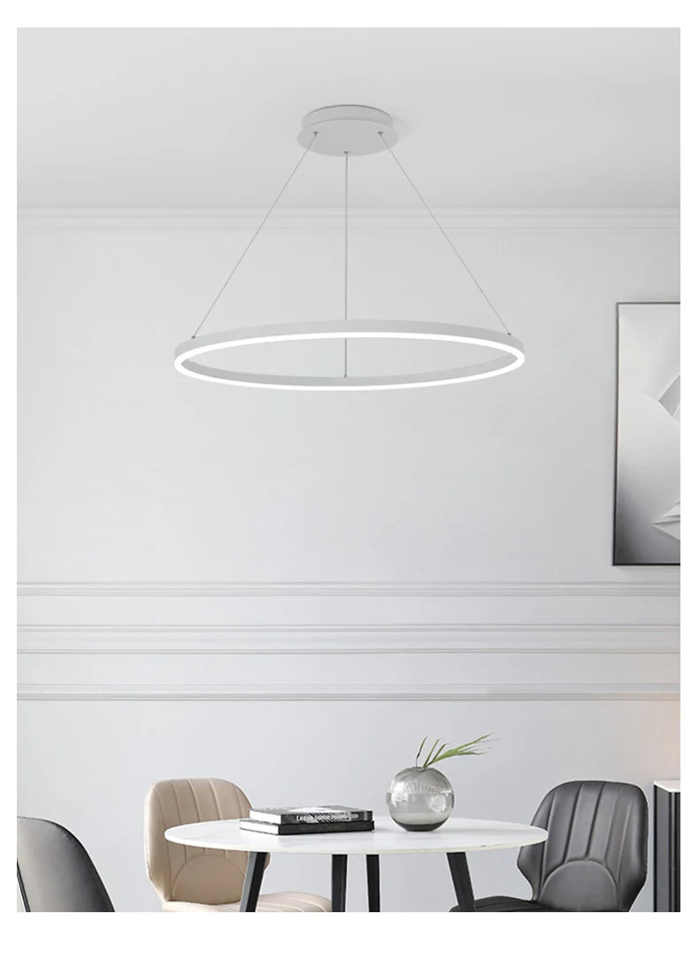 Nowoczesna lampa wisząca LED w kształcie okręgu nad stołem w jadalni
