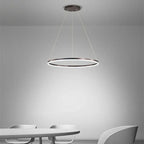 Nowoczesna lampa wisząca DAMIASMIL w kształcie okręgu nad białym stołem w minimalistycznym wnętrzu