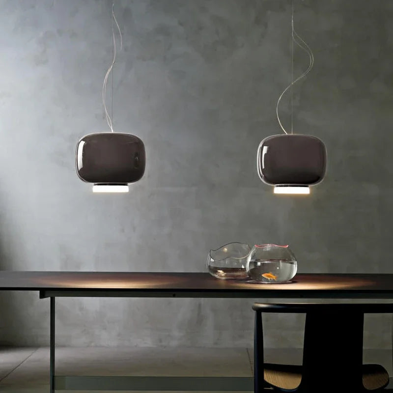 Nowoczesna lampa wisząca JIANKEXING z czarnymi kloszami nad stołem w minimalistycznym wnętrzu