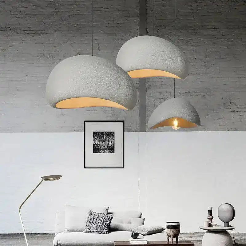 Lampa wisząca VIGOUS z trzema półkolistymi kloszami w nowoczesnym salonie