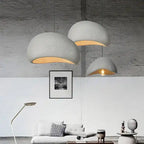 Lampa wisząca VIGOUS z trzema półkolistymi kloszami w nowoczesnym salonie