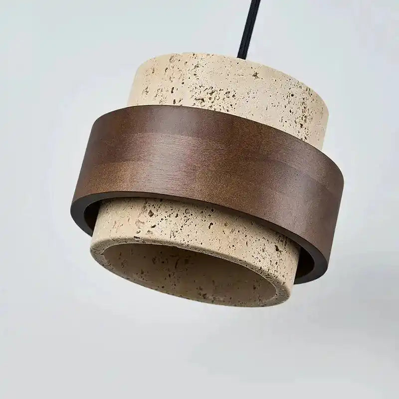 Nowoczesna lampa wisząca z beżowego kamienia i ciemnego drewna o industrialnym designie