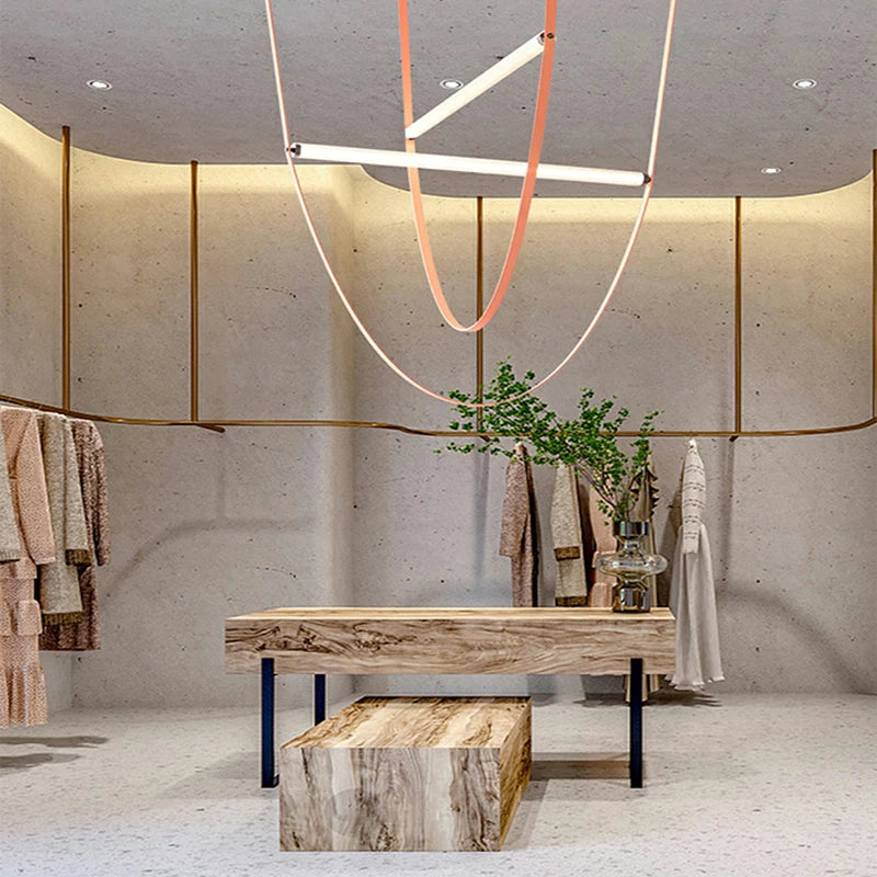 Lampa wisząca ze skórzanym paskiem Lunairé w wnętrzu z naturalnych materiałów