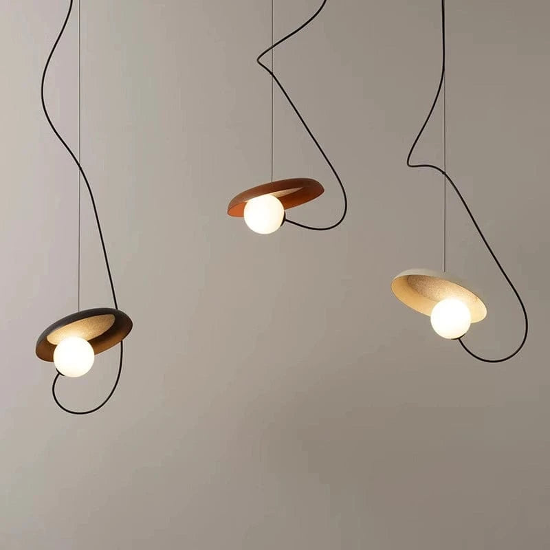Nowoczesna lampa wisząca z trzema kulistymi żarówkami i geometrycznymi kloszami