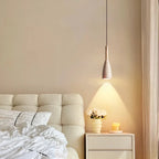 Nowoczesna lampa z kamienia zawieszona nad łóżkiem w eleganckim wnętrzu sypialni
