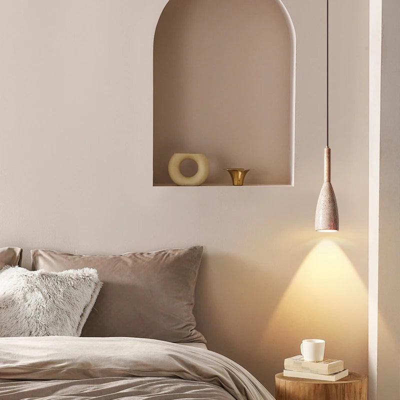 Elegancka lampa z kamienia IWHD wisząca nad łóżkiem, tworząca przytulny klimat wnętrza