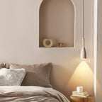 Elegancka lampa z kamienia IWHD wisząca nad łóżkiem, tworząca przytulny klimat wnętrza