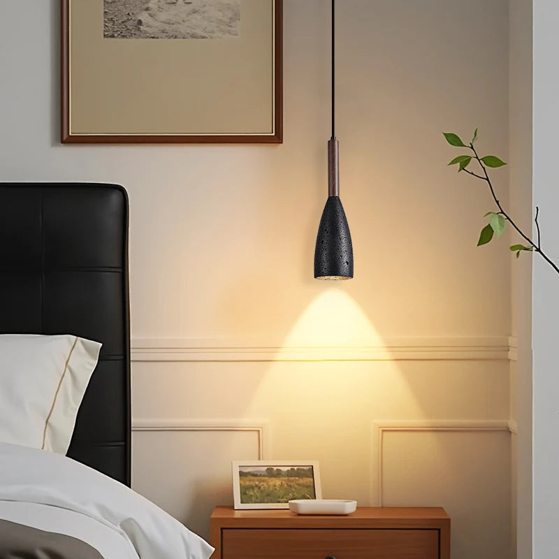 Lampa z kamienia zawieszona nad łóżkiem, emitująca ciepłe światło w nowoczesnej sypialni